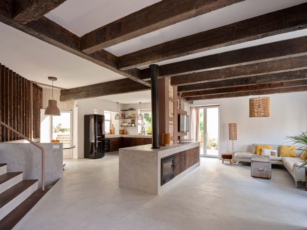 Comedor y cocina de la Casa en La Alberca tras la reforma integral, con apertura al exterior · Arquitectura Nítida